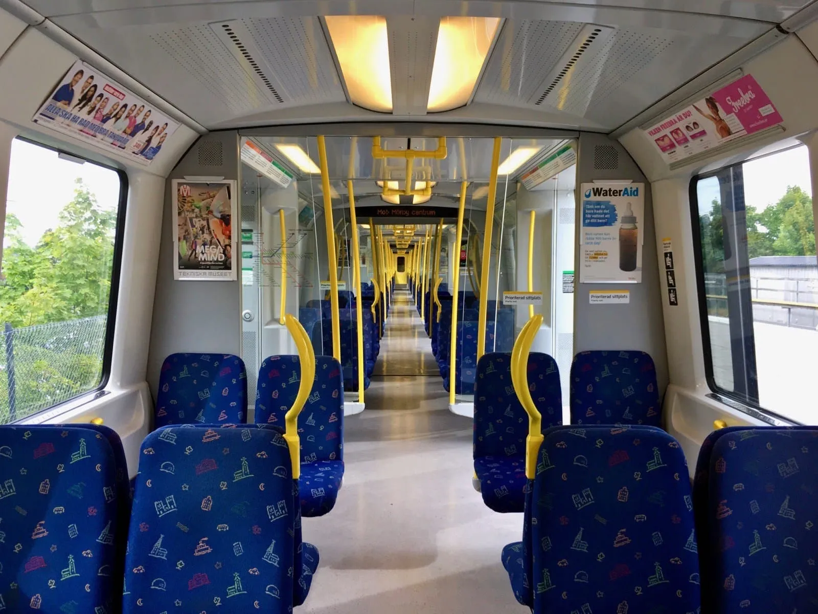 Kondisi di dalam salah satu gerbong Tunnelbana.