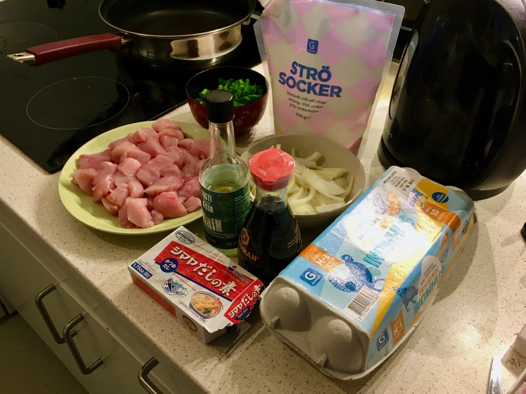 Bahan-bahan untuk membuat Oyakodon.