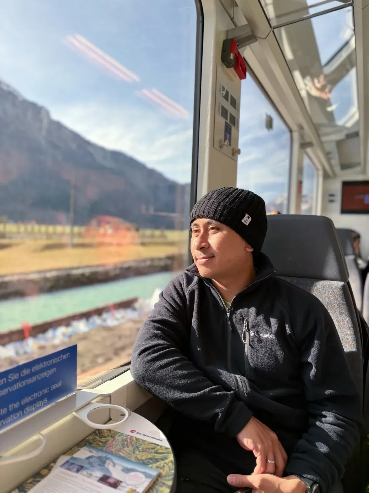 Risan Bagja melihat ke luar jendela kereta