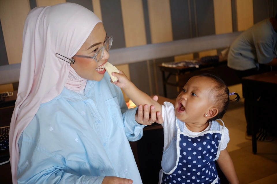 Chef Kinanti makes sure Mama gets a bite.