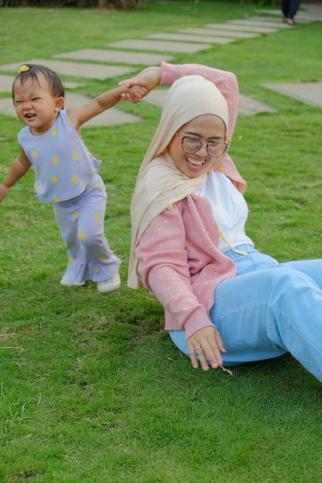 Mama laughs. Kinanti negotiates her freedom.