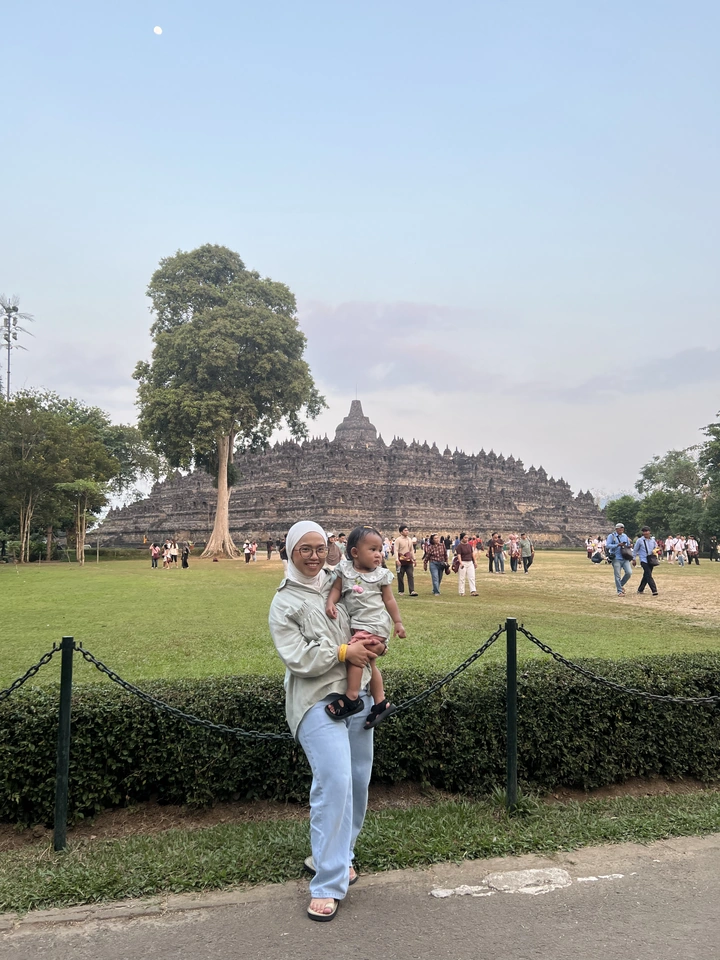 Hungry and tired after an evening at Borobudur.