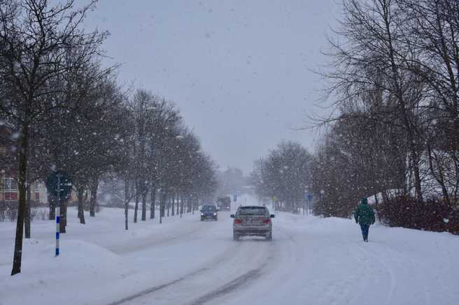 Suasana jalanan di tengah guyuran deras salju.