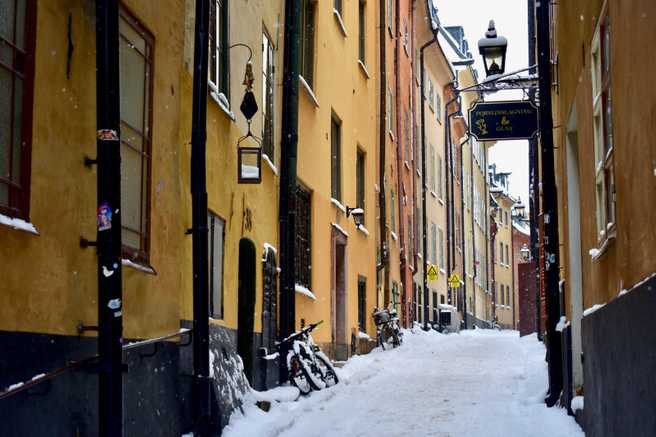 Jalanan Prästgatan yang diselimuti salju.