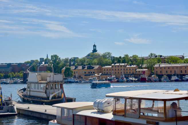 Bus amfibi yang membawa wisatawan keliling Kota Stockholm.