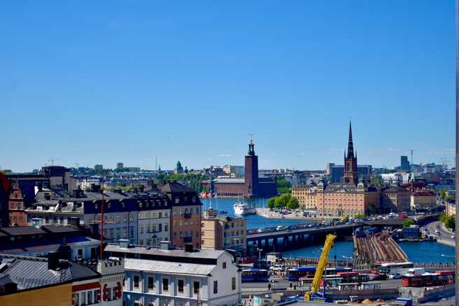 Pemandangan dari Katarinahissen, nampak Balai Kota Stockholm di kejauhan.
