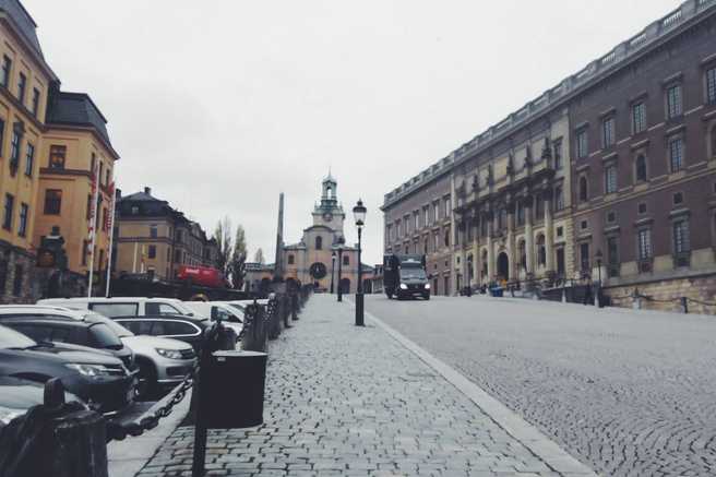 Jalan Slottsbacken yang berada tepat di samping Kungliga Slottet—The Royal Palace.
