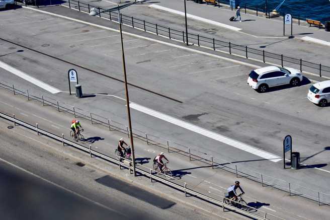 Para pesepeda melintas di Jalan Stadsgårdsleden.