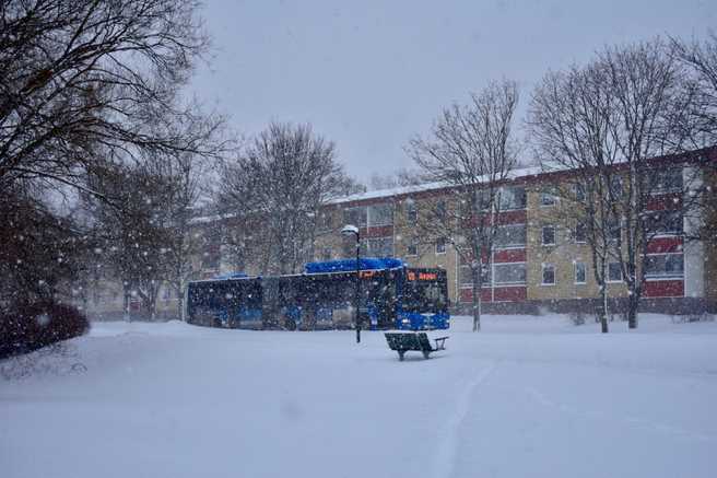Bis yang beroperasi di tengah hujan salju.