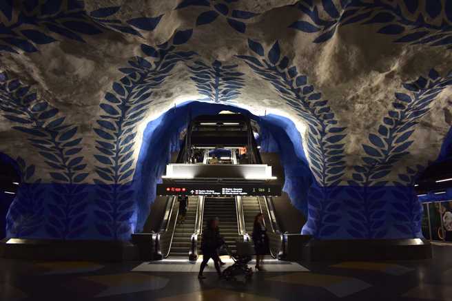 Dominasi warna biru di dinding Stasiun T-Centralen.