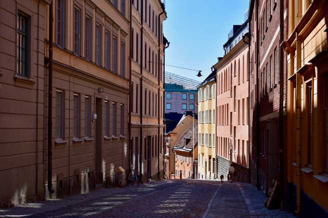 Suasana Jalan Urvädersgränd, tempat dimana musisi Swedia abad ke-18 Carl Michael Bellman tinggal (rumah berwarna jingga di turunan sebelah kanan).